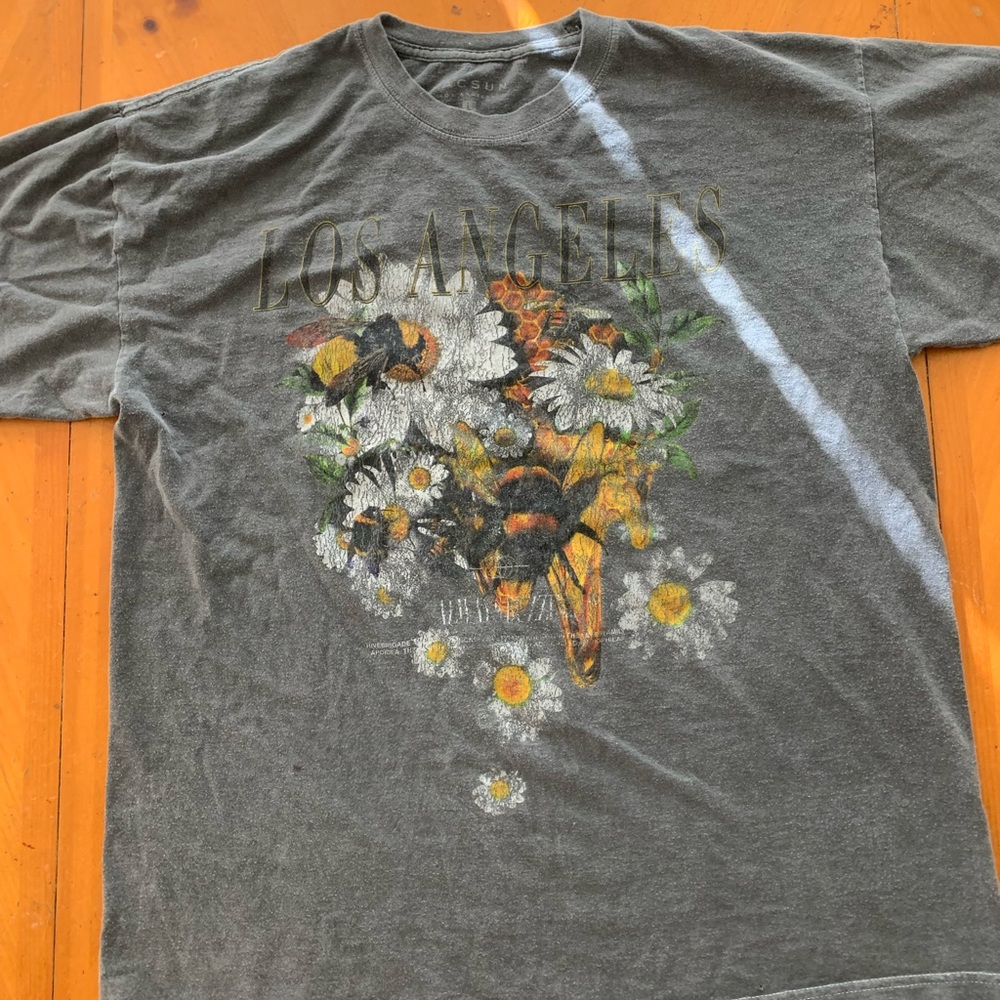PacSun Vintage Style Daisys and Bee T-Shirt